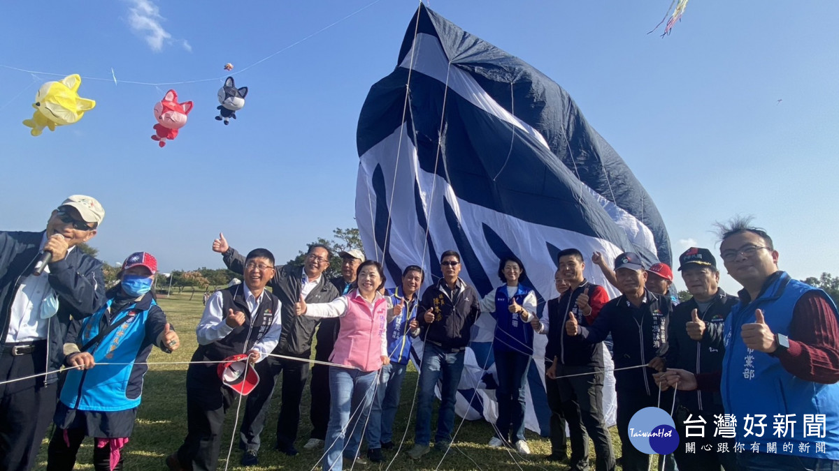 立委楊瓊瓔等人參加30米大型藍鯨風箏放飛儀式。