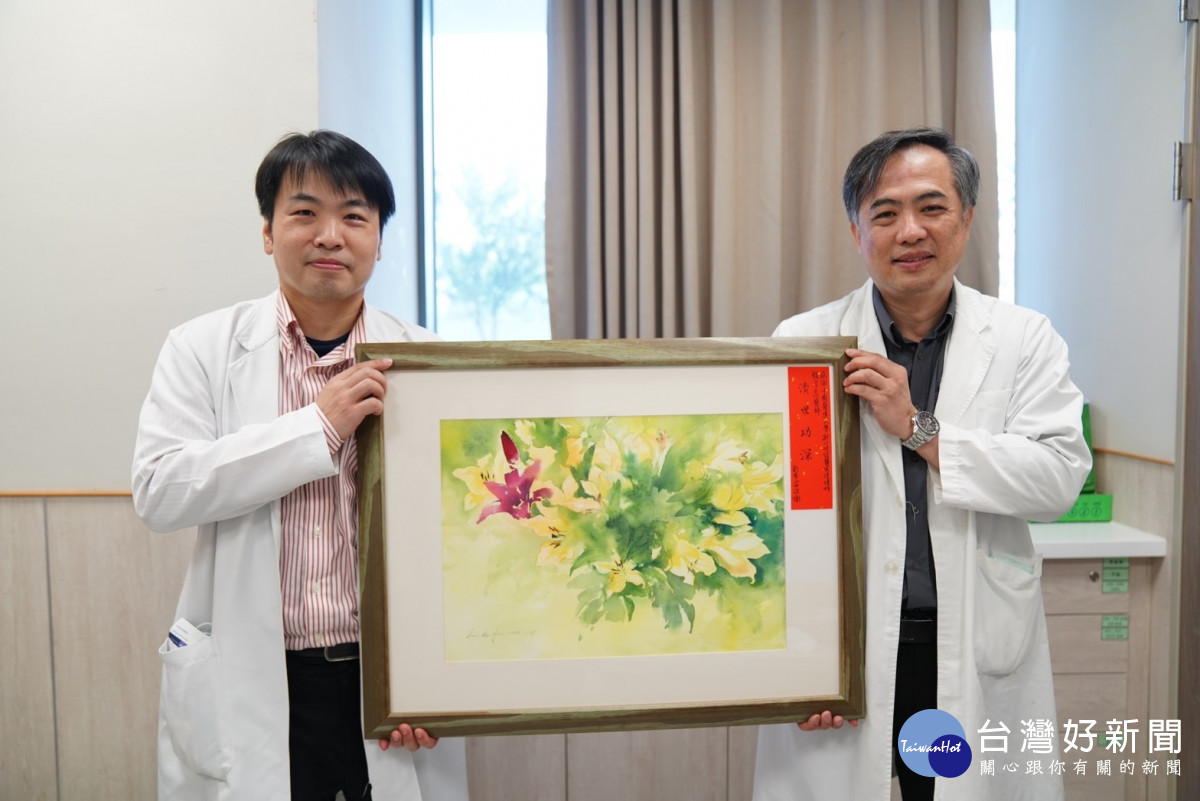 神經外科醫師江忠穎(左)與復健科主任賴宇亮。