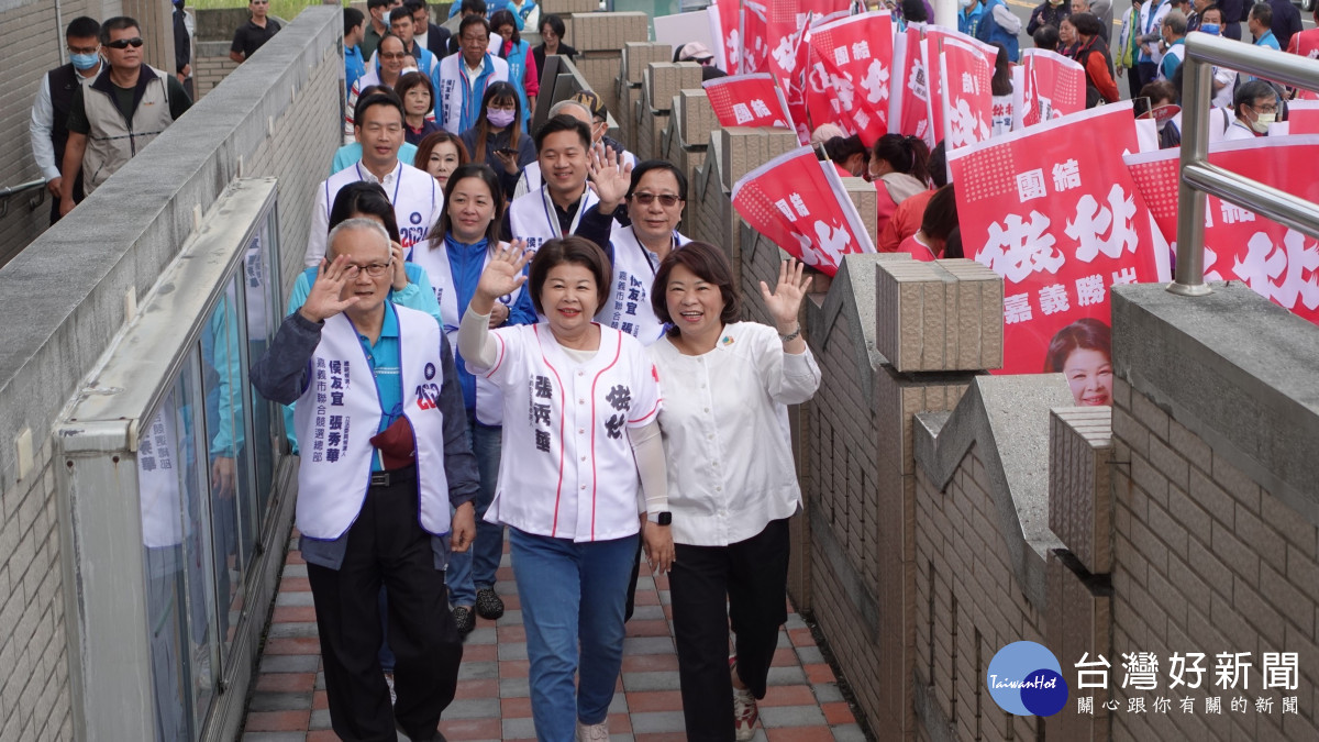 張秀華在黃敏惠、胡懋麟、黨籍議員傅大偉、張敏琪、發言人鄭光宏、郭定緯、黃思婷及無黨籍議員戴寧等人陪同下步入選委會／陳致愷翻攝