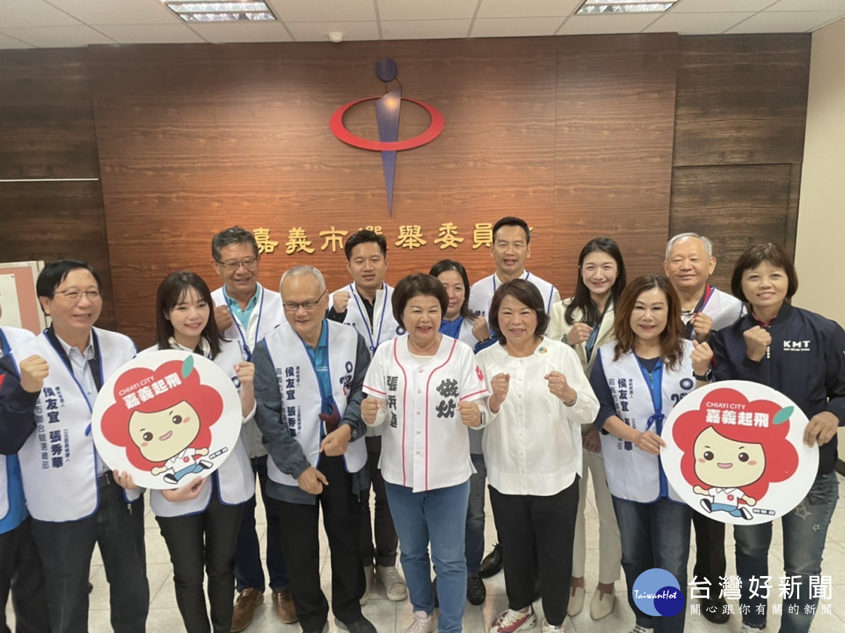 黃敏惠、張秀華攜手齊喊「做伙走、做伙拚、嘉義一定贏！」／陳致愷翻攝