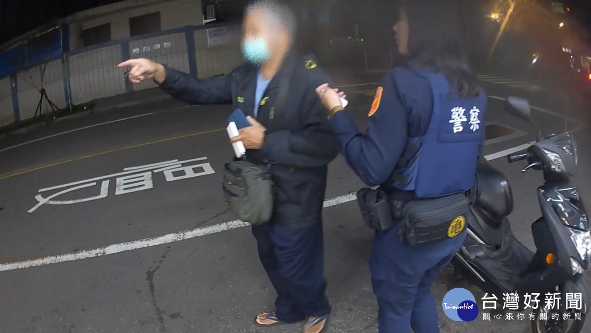 男約正妹「歡歡」見面先買點數，幸遇龜山警識破急攔阻。