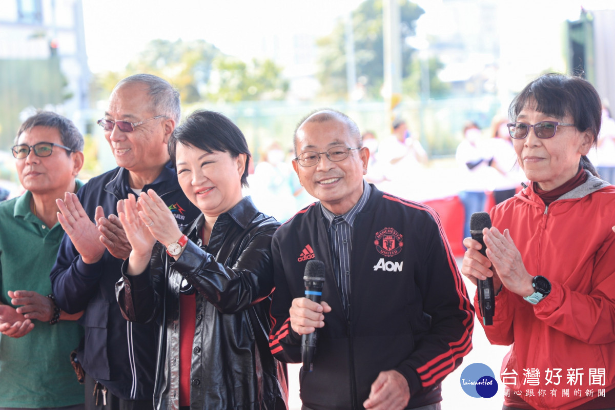台中市長盧秀燕代表市民向許爸爸、許媽媽表達誠摯的謝意，讓東勢學子能享有優質的閱讀資源與環境。
