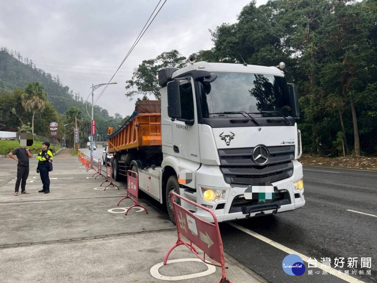 集集警分局加強攔檢，以取締不法。（圖/集集警分局提供）