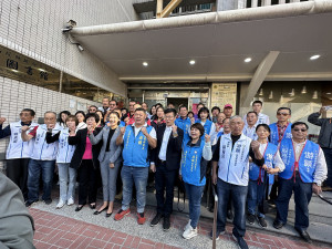許淑華縣長張嘉哲市長黨團與地方團隊都來挺游顥辦妥立委選舉登記。（記者扶小萍攝）