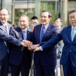 台灣民眾黨黨主席柯文哲（右）、前總統馬英九（中右）、新北市長侯友宜（中左），與中國國民黨黨主席朱立倫（左）（圖／翻攝自侯友宜Facebook）