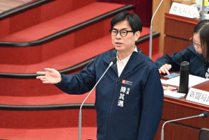 ▲陳其邁在議會總質詢答覆議員所關心之長輩社福照顧、銀髮住宅規劃及樂齡學習的相關政策。