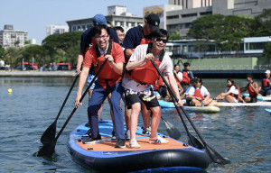 ▲陳其邁歡迎民眾一起參與冬季愛河水域系列活動，也鼓勵市民更親近水域活動。