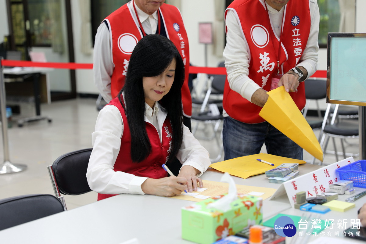 國民黨籍立委萬美玲於桃園市選委會完成登記。