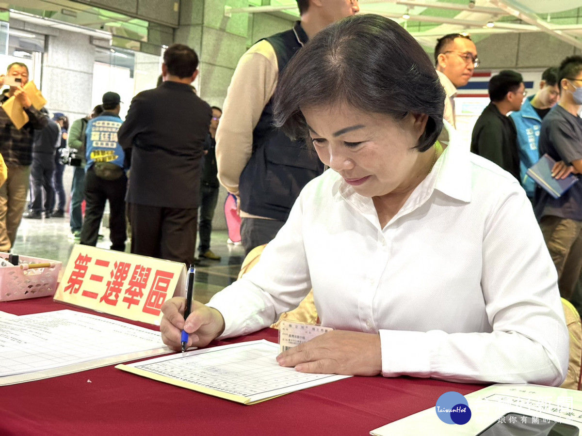 楊瓊瓔登記參選第三選區(潭子、大雅、神岡、后里)立委。