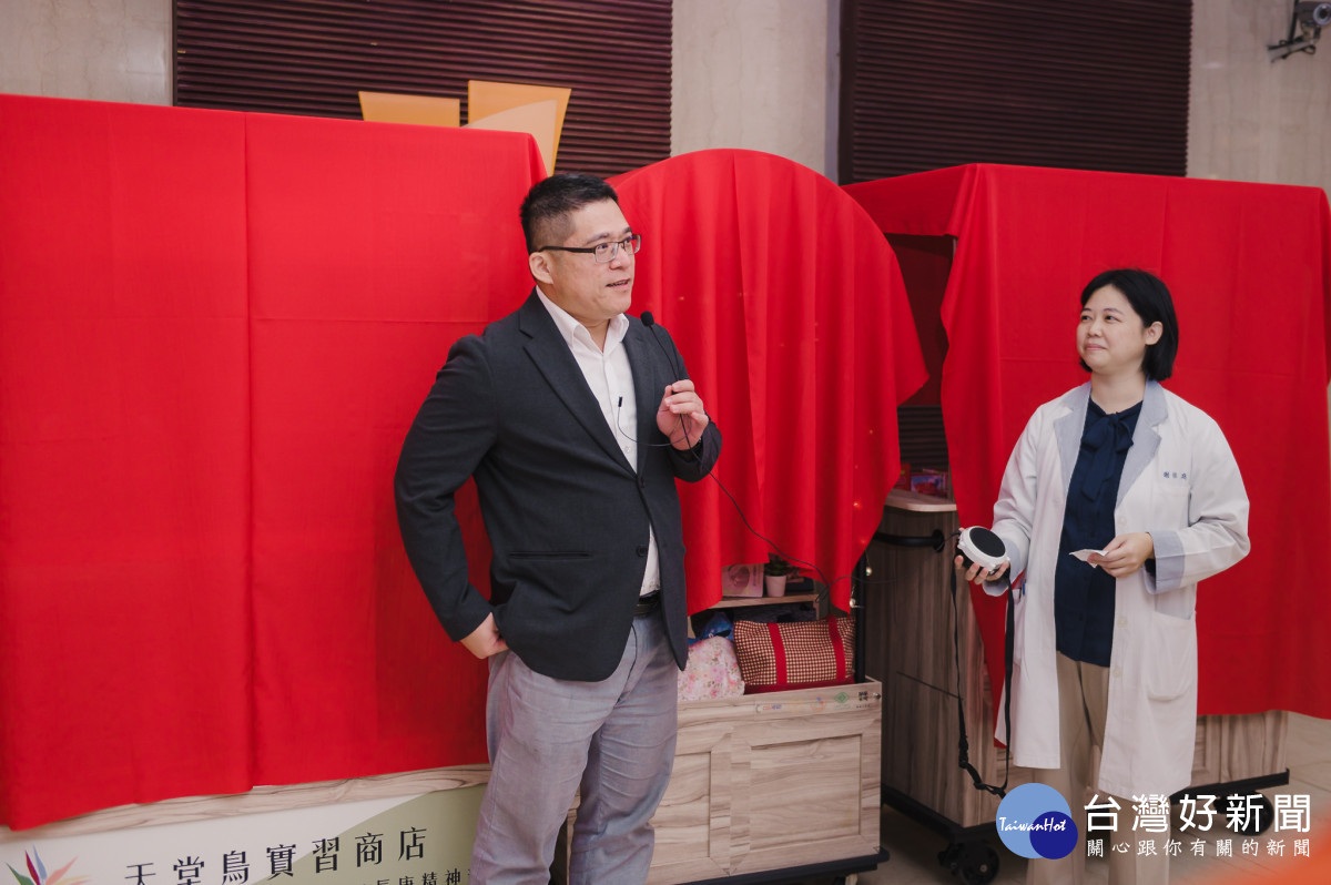 長庚大學李坤穆永續長(圖左)鼓勵復健學員積極參予庇護攤車運作，創造多贏