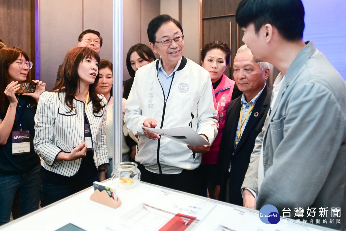桃園市長張善政於「Taoyuan FuturePeak桃園青創博覽會」中與青創團隊成員互動。