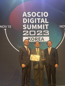 ▲高市府研考會主任秘書陳克文代表獲頒ASOCIO HealthTech Award(左：ASOCIO沈柏延會長中：研考會陳克文主任秘書右：韓國FKII會長：鄭鎭燮(音譯)。