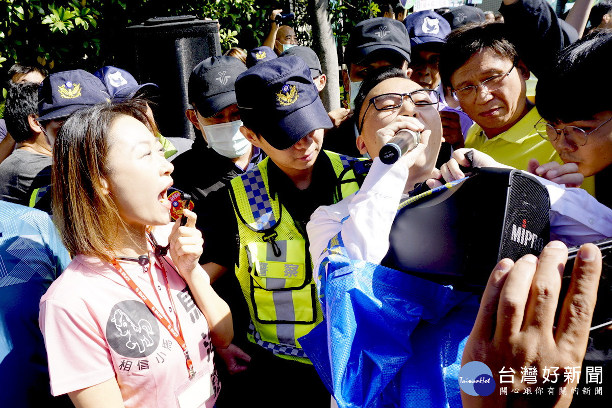 新黨立委候選人游智彬偕同無黨立委候選人馬治薇現場「叫陣」，大罵「不要臉」 。