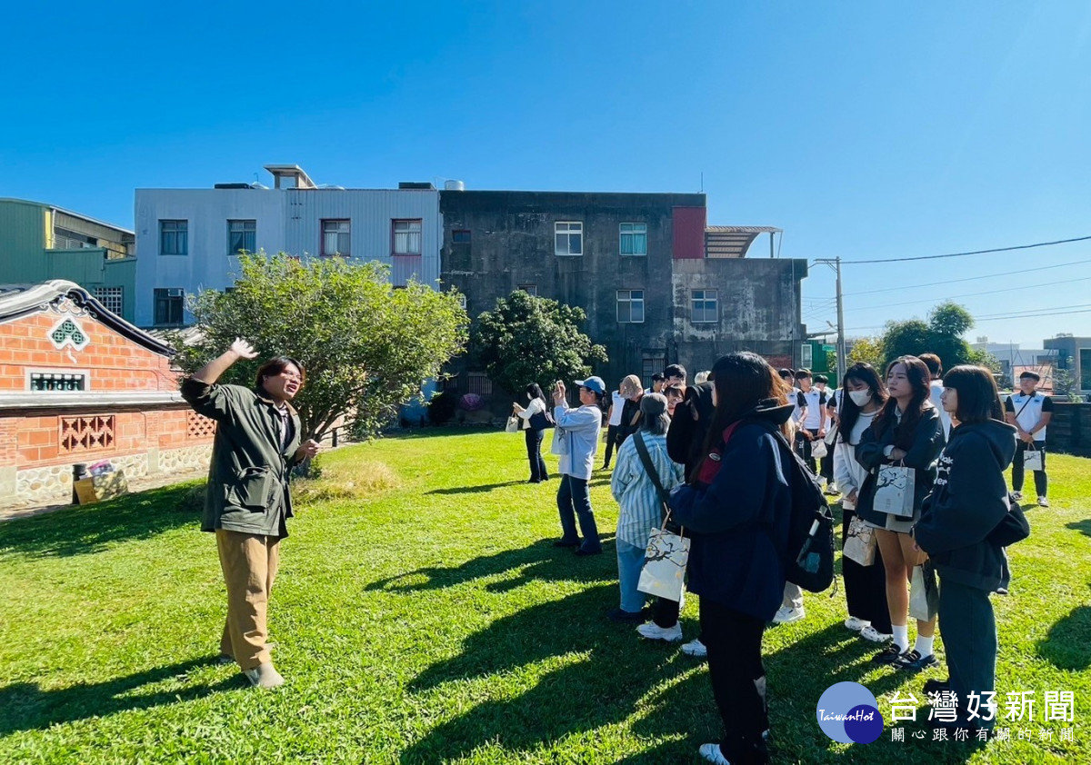 玄奘大學培育在地青年邱子維老師進行潘屋導覽