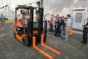 ▲高市勞工局推廣堆高機智能車載安全系統預防操作盲區。