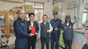 信義分局長戴志龍率相關幹部前往信義和社郵局，代表縣長許淑華及南投縣政府警察局局長黃勝源公開表揚頒發獎勵金。