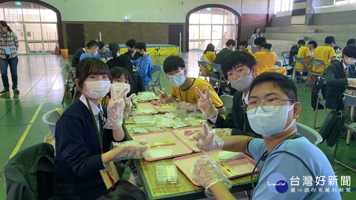 小腳行鹿港校際交流，日本學生體驗「鳳眼糕」製作。圖／彰化縣政府提供