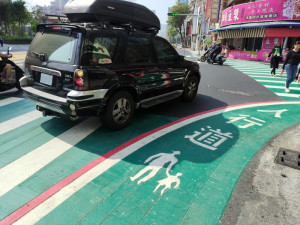 ▲高市交通局為提升市民的友善步行環境，在輕軌沿線增設醒目的綠色行穿線及標線型人行道。