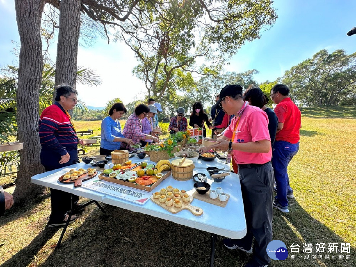 「福興南和休閒農業區」「南窩綠丘」走讀綠丘環境享受草原午餐。（圖/記者王丰禾攝）