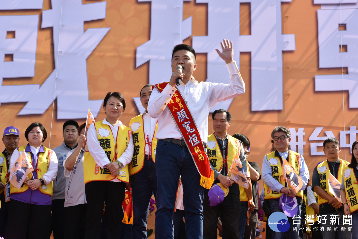 台中市第二選區立委參選人顏寬恒向鄉親懇託。