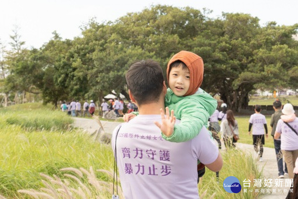 桃園市國際蘭馨交流協會響應國際終止婦女受暴日，辦理公益健走活動。