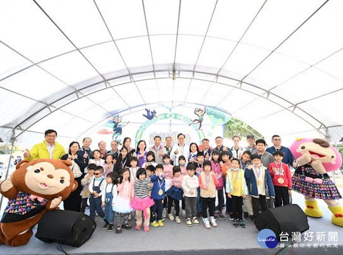 市長張善政出席小小青農授證儀式與貴賓大合照。<br />
