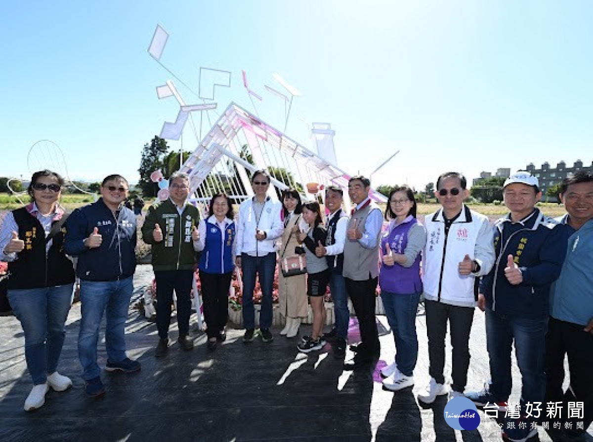 張市長和與會貴賓比讚合影。<br />
