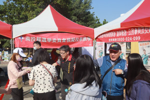 縣選委會舉辦選舉模擬投票大排長龍。（記者扶小萍攝）
