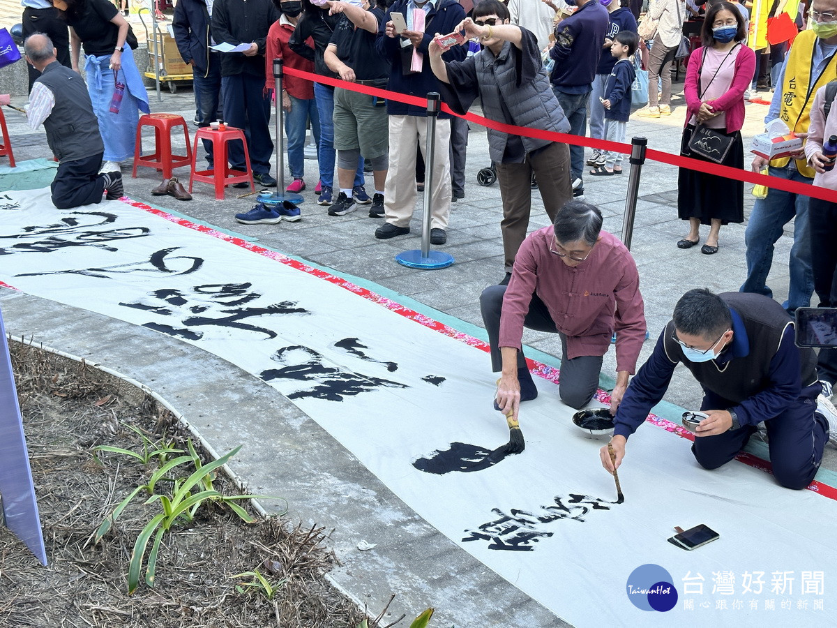 書法大師以稻草筆揮毫龍來稻熱鬧。（記者扶小萍攝）