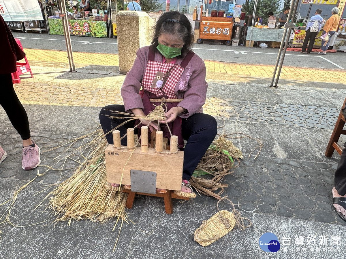 編織工藝的傳承其來有自，阿嬤打草鞋。（記者扶小萍攝）