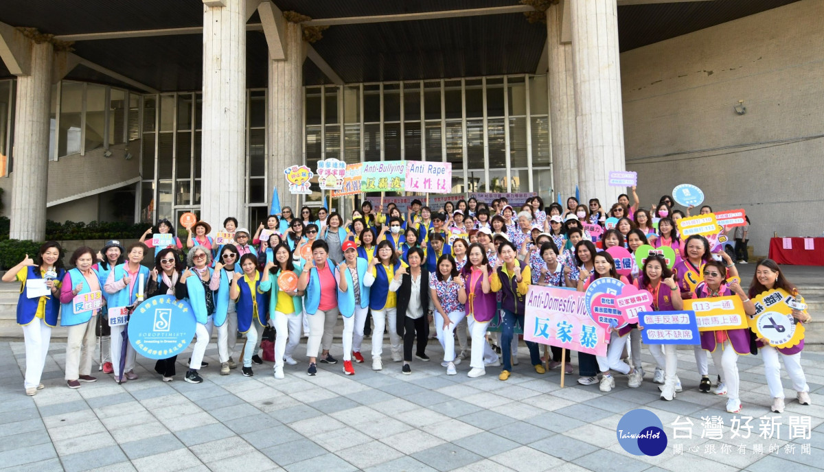 國際終止婦女受暴日，遊行宣導活動縣長王惠美與各會長大合照。圖／彰化縣政府提供