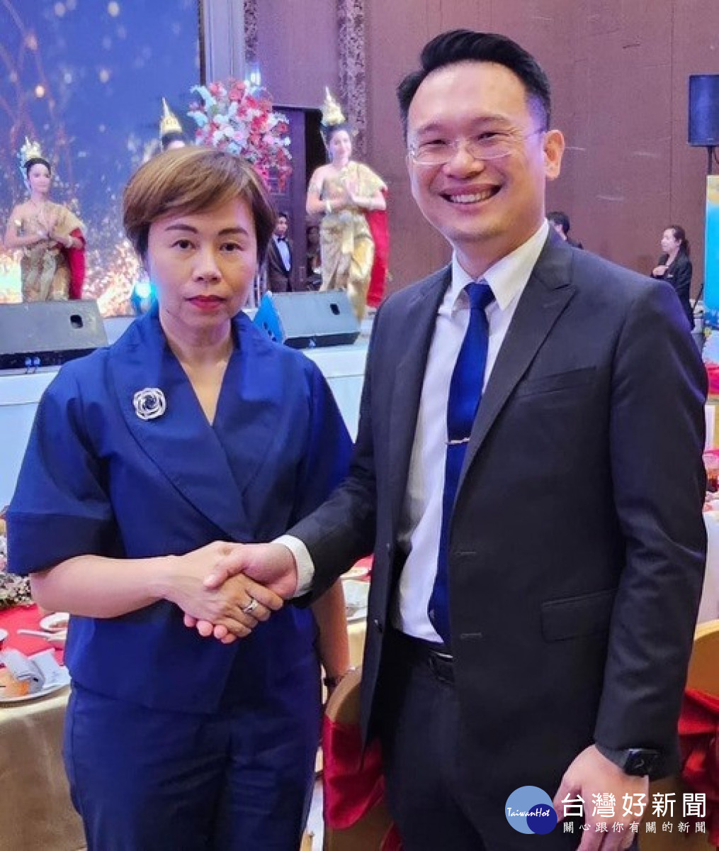 蘇俊賓副市長與曼谷市副市長塔維達·卡莫維tavida kamolvej握手致意。<br />
