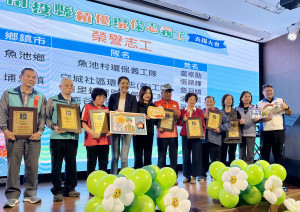 南投縣今年有8名榮譽志工接受許縣長授證表揚。（記者扶小萍攝）