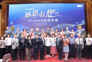嘉義市政府衛生局辦理感恩頒獎活動，由市長黃敏惠親自致贈COVID-19感恩紀念徽章，表揚3年來防疫的一線醫護人員／嘉義市府提供