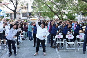 黃敏惠為結訓師資頒贈證書，也與長者共同宣讀自主健康管理守則，更與在地居民、里長及與會來賓等人，大跳火肌舞開場，展現樂齡勇壯城活力。