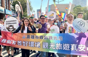 ▲第14屆高雄同志大遊行在凹子底森林公園旁舉行，高市府觀光局亦自組隊伍參加遊行。