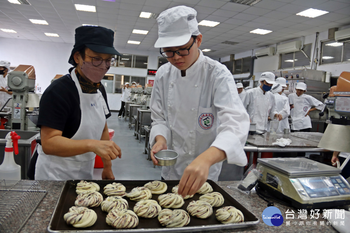 食科系一年級馬來西亞境外生黃子軒（右）上麵包實作課。