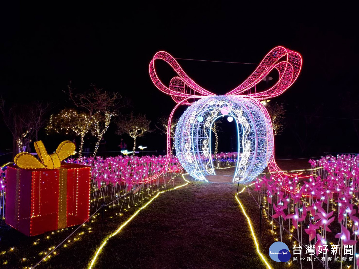 谷關溫泉公園步道佈設4公尺高的鈴鐺造型燈飾。