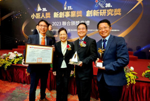 竹陞經營團隊手持三大獎與經濟部王美花部長合影記錄歷史時刻，總經理方泰又（中）、副總劉冠君（右）、特助沈威任（左）。