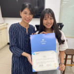 李佩璇(右)參加勞動部「產業新尖兵計畫」，不僅順利結訓，因表現優異，未結訓即獲知名藥品公司網羅，順利跨入自己嚮往已久的專業領域！