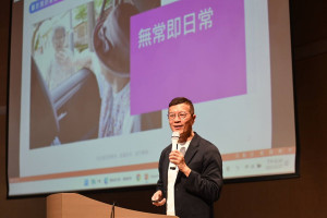 嘉義市長期照顧管理中心辦理「嘉家共照 義啟幸福」名人開講講座，邀請作家吳若權講述自己作為家庭照顧者26年來的親身經歷／嘉義市府提供