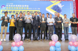 ▲園管局推行SDGs有成，減碳量達156座大安森林公園，劉繼傳副局長(中)致贈感謝牌予110至112年受輔導廠商代表。