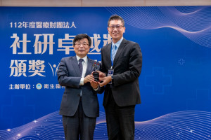 彰基醫學中心洪富一處長(圖右)，代表醫院接受周志浩次長頒獎。圖／彰基醫院提供
