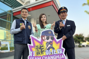 教唱女神楊惠絜唱呼你聽，火車站前宣導「反詐騙」好吸睛。圖／彰化縣警局提供