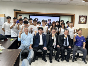 王副縣長說會與議會全力支持學校發展教育運動。（記者扶小萍攝）