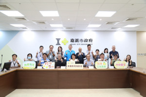 嘉義市府由市長黃敏惠召集專家、學者、產業團體代表及相關局處，共同組成「嘉義市食農教育推動會」／嘉義市府提供