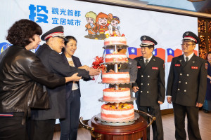 許縣長與資深人員切蛋糕分享。（消防局提供）