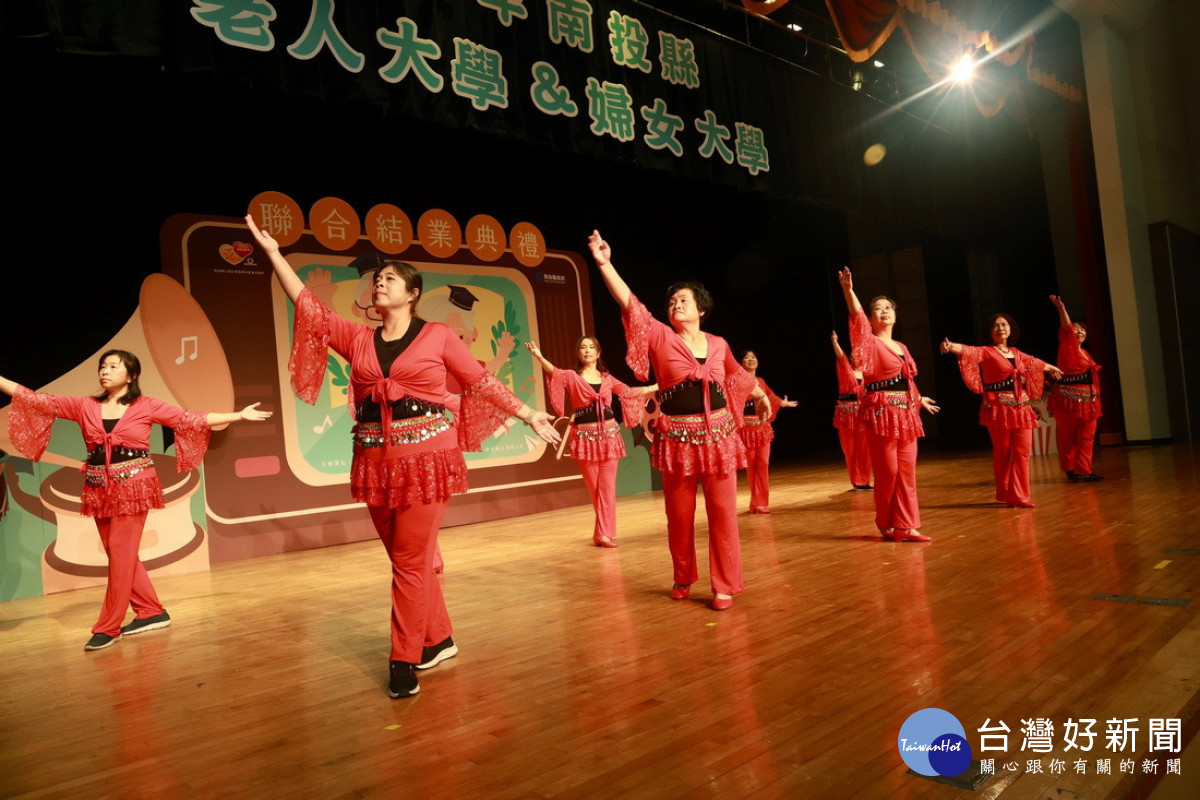 學員也表演才藝，展現學習成果。
