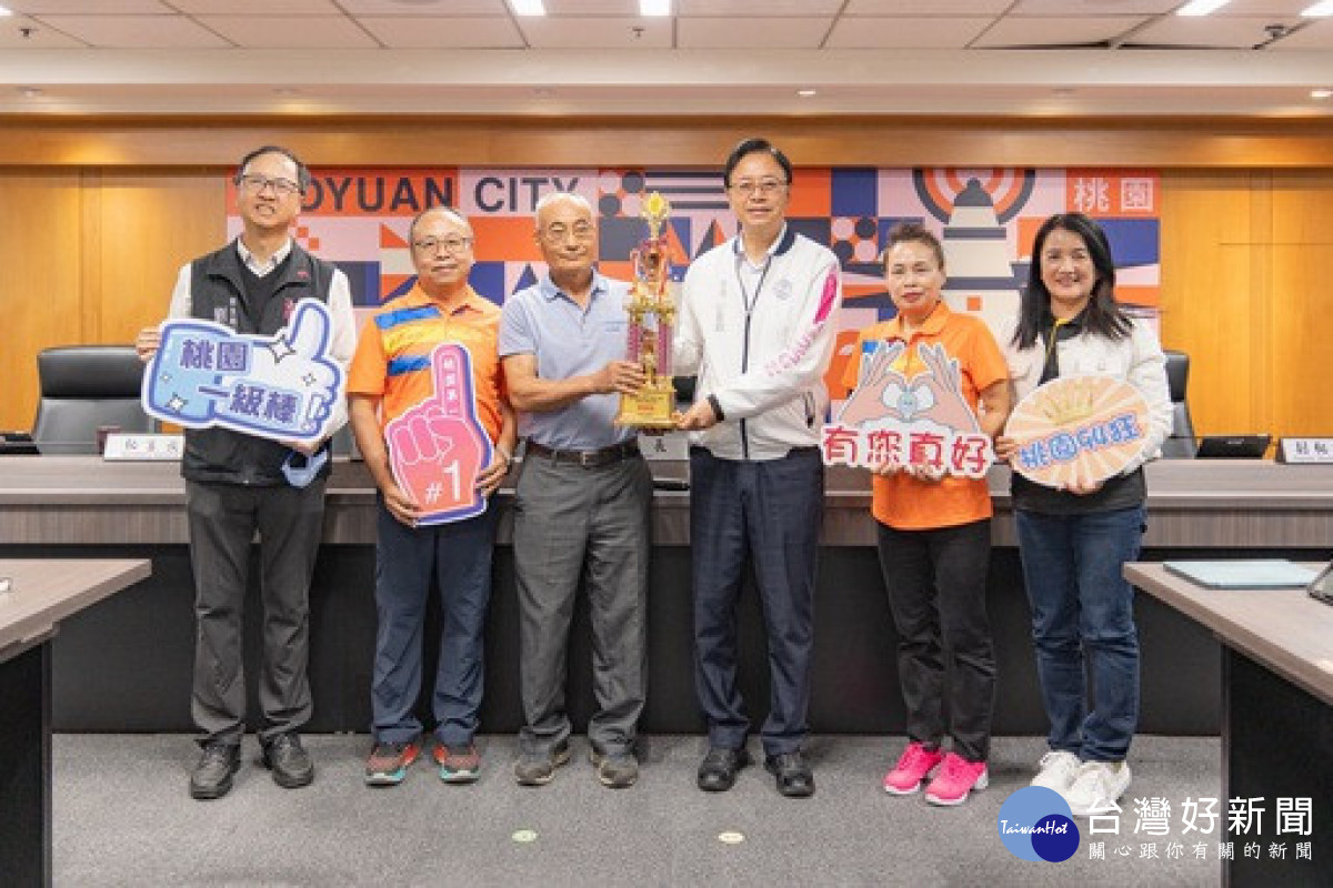 市長及衛生局劉局長與明聖社區促進會社區照顧關懷據點的工作同仁合影 。