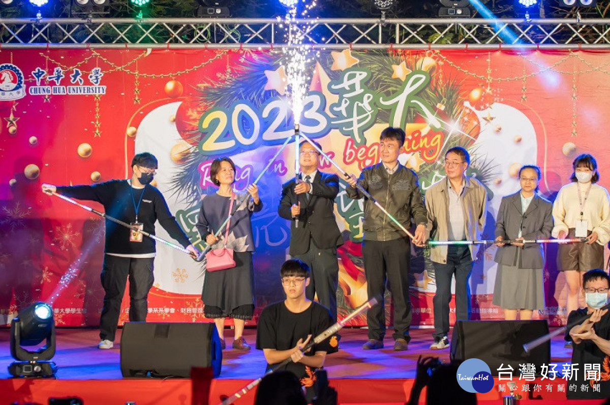 中華大學老師們上台進行火舞點燈儀式。圖片提供：中華大學風華攝影社
